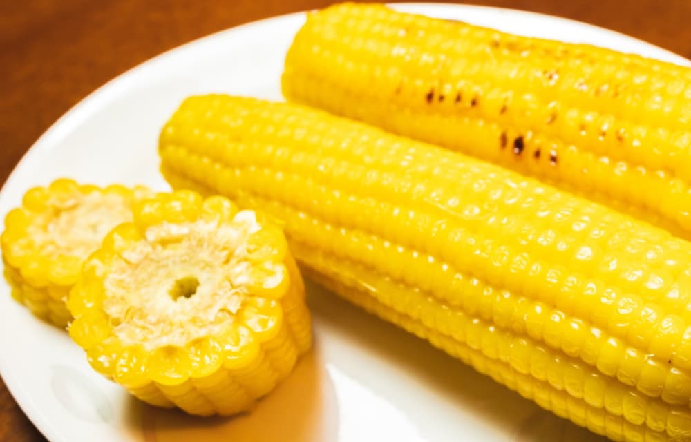 蒸しとうもろこし